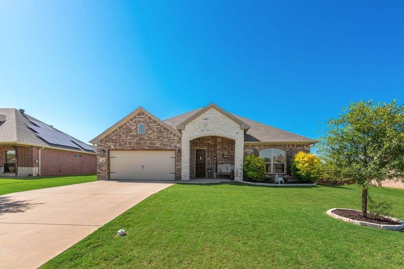 704 Carmen Ana Avenue, Grandview TX 76050 - Photo 2