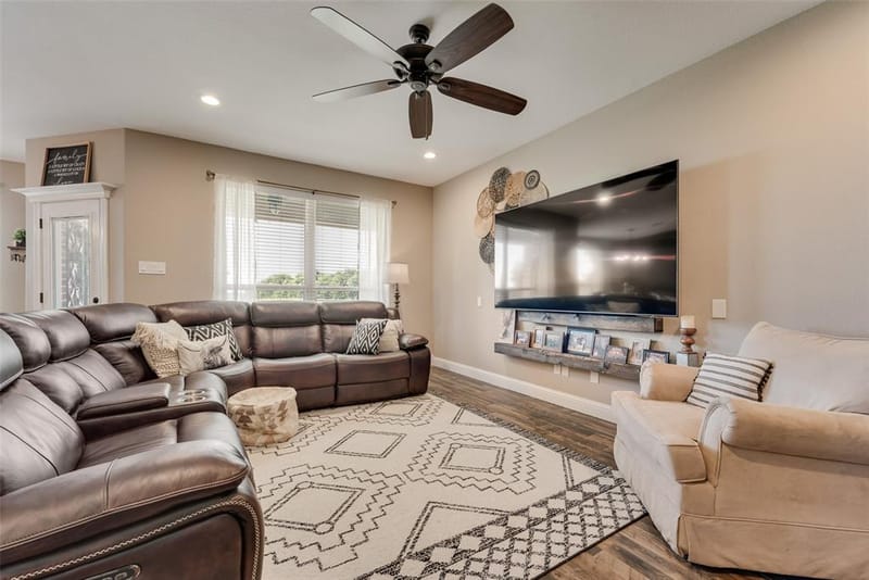 704 Carmen Ana Avenue, Grandview TX 76050 - Photo 9
