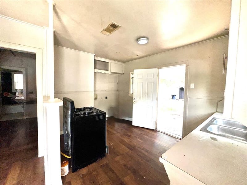 127 Blevins Street, Fort Worth TX 76111 - Photo 8
