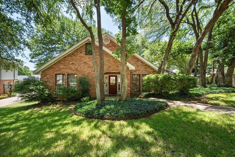 3425 Bridlegate Drive, Arlington TX 76016 - Photo 2