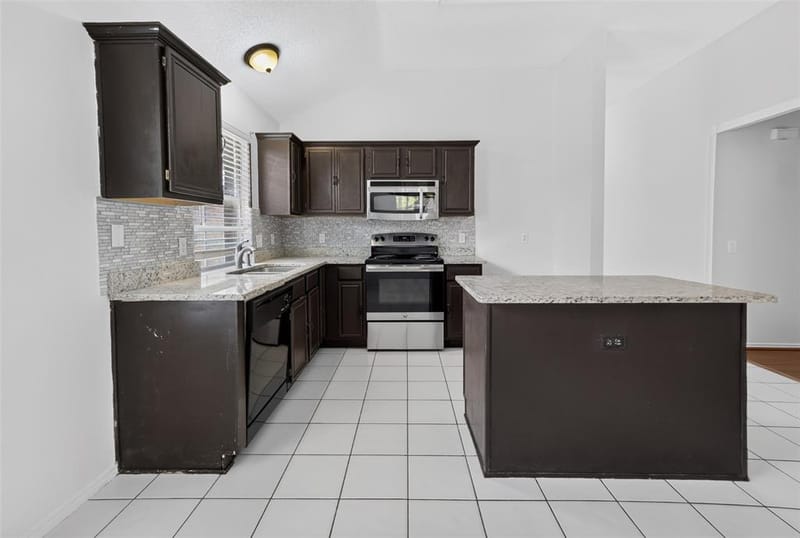 1025 Highland Station Drive, Saginaw TX 76131 - Photo 14