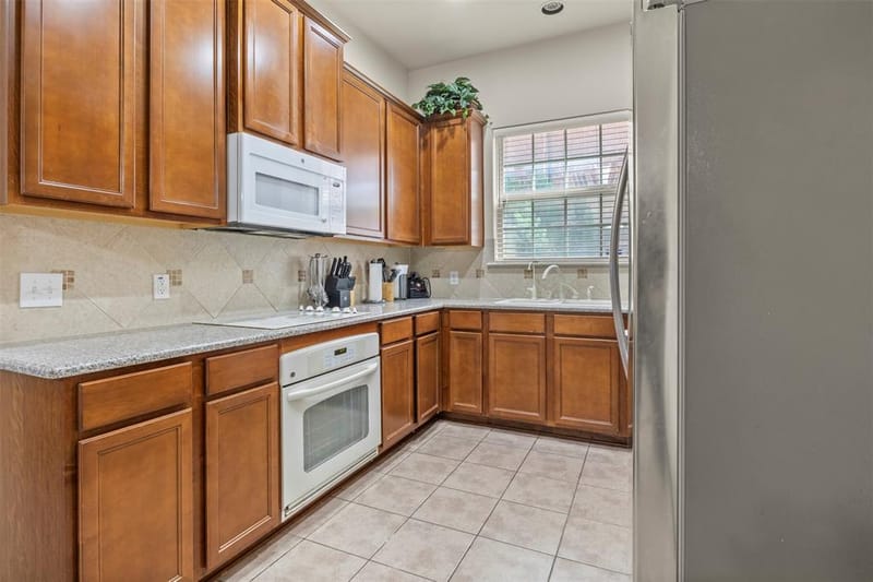 8712 Iron Horse Drive, Irving TX 75063 - Photo 5