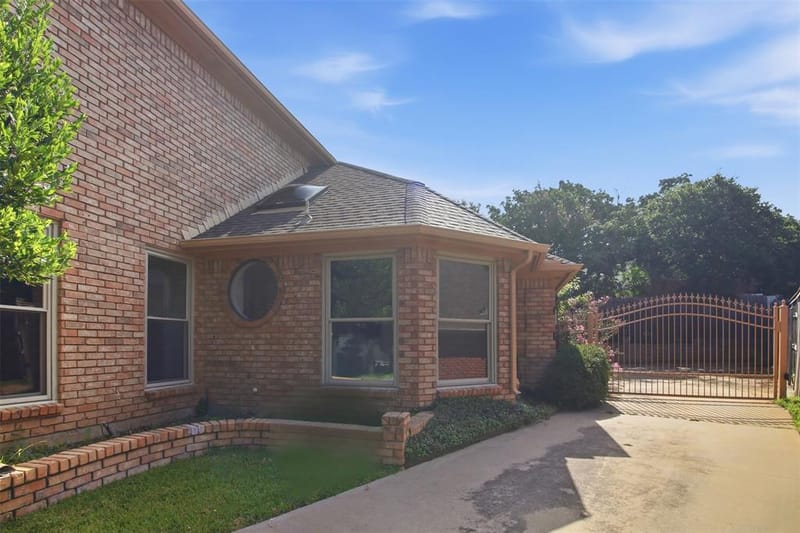 6701 Mt Vernon Court, Arlington TX 76017 - Photo 3