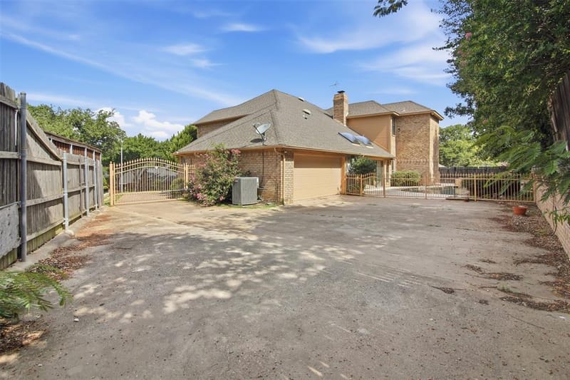 6701 Mt Vernon Court, Arlington TX 76017 - Photo 4