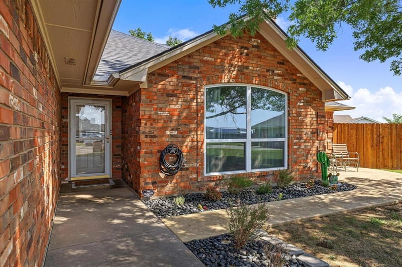 202 Daniel Court, Collinsville TX 76233 - Photo 2
