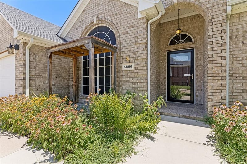 5856 Echo Bluff Drive, Haltom City TX 76137 - Photo 2