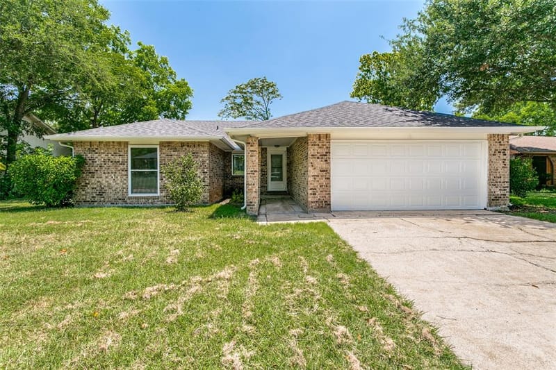 421 Goldfinch Drive, Fort Worth TX 76108 - Photo 2