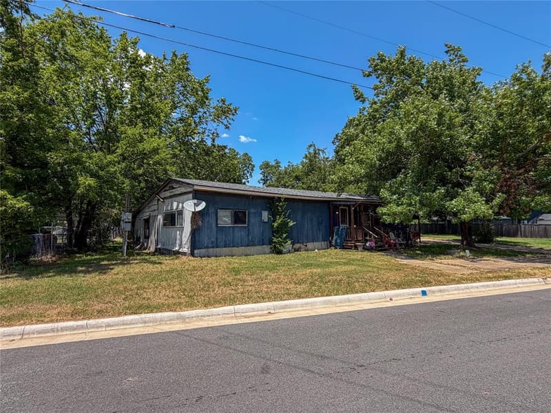 719 E Bullock Street, Denison TX 75021 - Photo 2