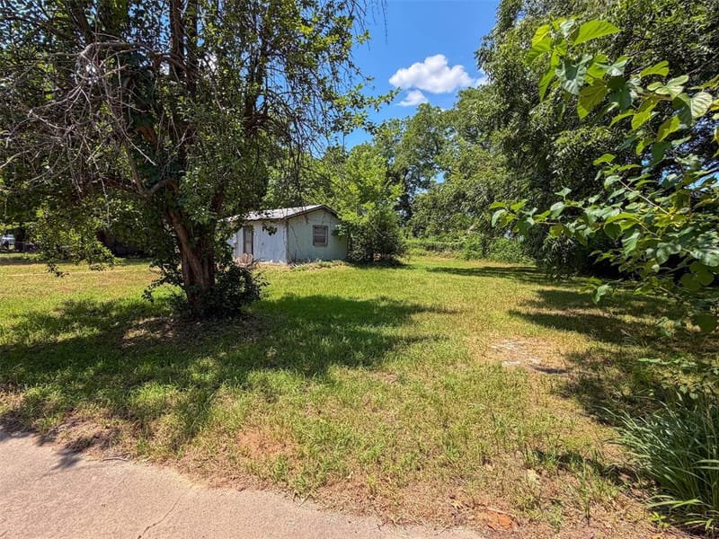 719 E Bullock Street, Denison TX 75021 - Photo 14