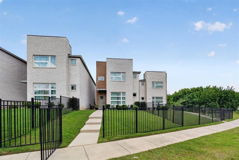340 Oakbend Drive, Lewisville TX 75067 - Photo 3
