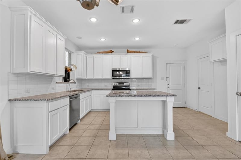 340 Oakbend Drive, Lewisville TX 75067 - Photo 8