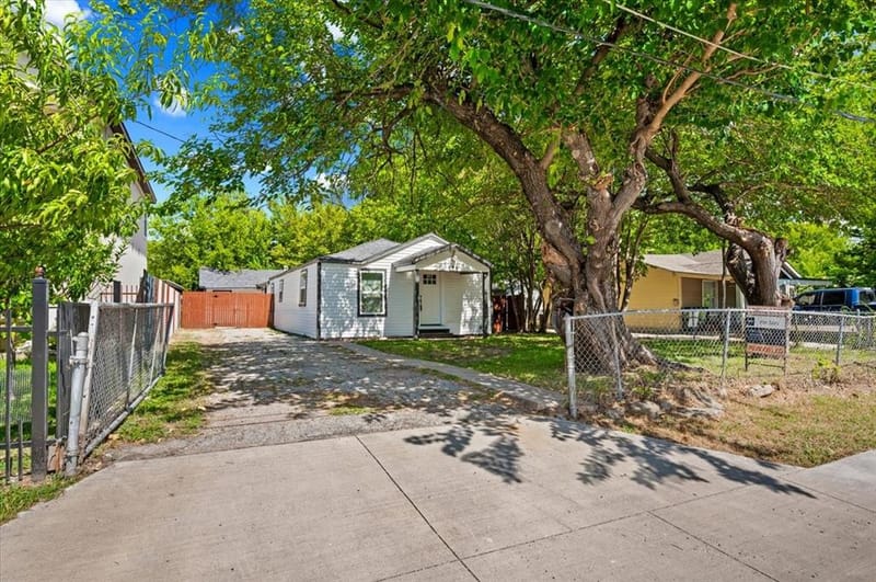 548 Ezekial Avenue, Dallas TX 75217 - Photo 2