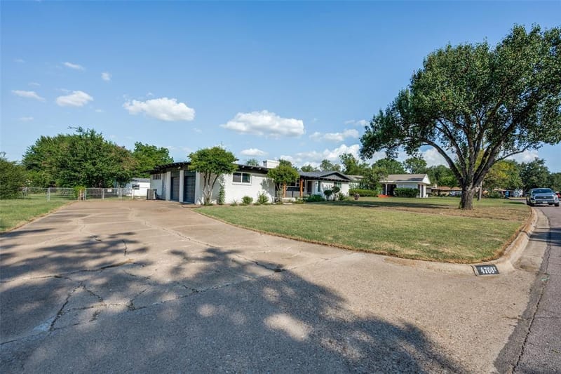 4708 Holiday Lane E, North Richland Hills TX 76180 - Photo 32