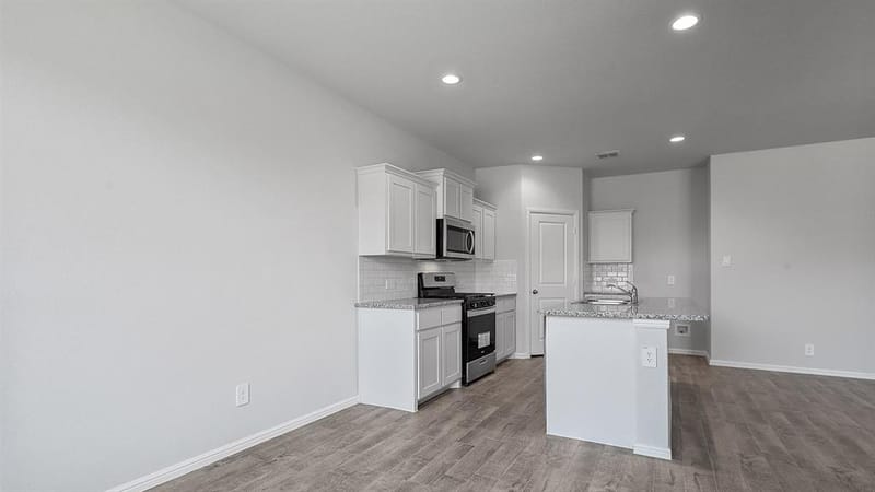 411 SUNDAY SILENCE Way, Granbury TX 76049 - Photo 9