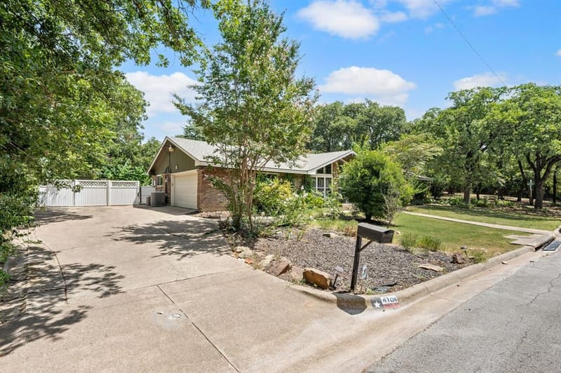 4104 Linkwood Drive, Euless TX 76040 - Photo 2