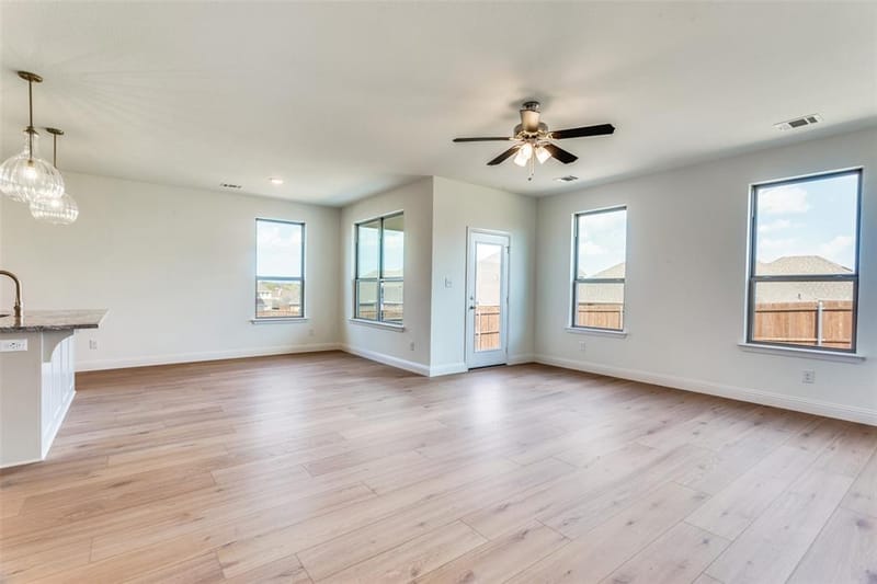 533 Hillcrest Circle, Justin TX 76247 - Photo 11