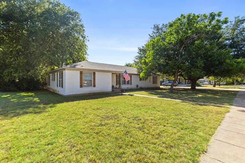 413 S Tyler Street, McGregor TX 76657 - Photo 2