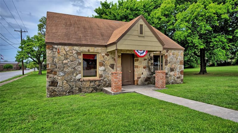 408 S Broad Street, Saint Jo TX 76265 - Photo 2