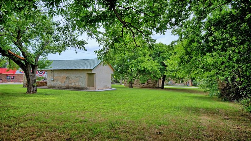 408 S Broad Street, Saint Jo TX 76265 - Photo 6