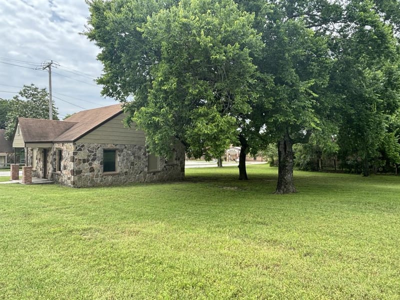 408 S Broad Street, Saint Jo TX 76265 - Photo 13