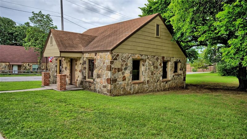 408 S Broad Street, Saint Jo TX 76265 - Photo 3