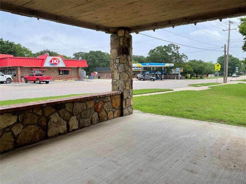 408 S Broad Street, Saint Jo TX 76265 - Photo 4