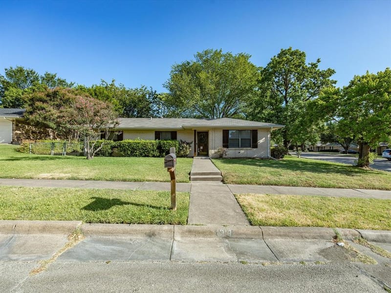 1313 Crestridge Street, Ennis TX 75119 - Photo 2