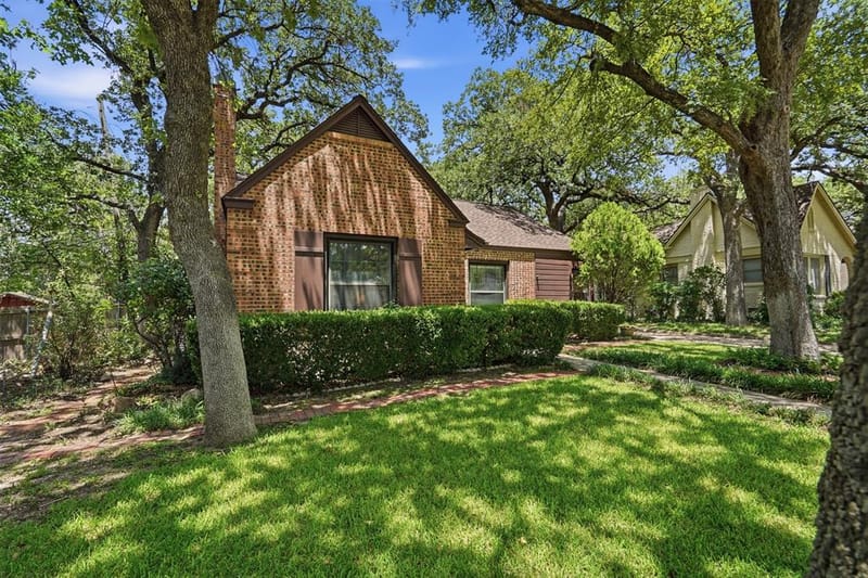 2113 Yucca Avenue, Fort Worth TX 76111 - Photo 2