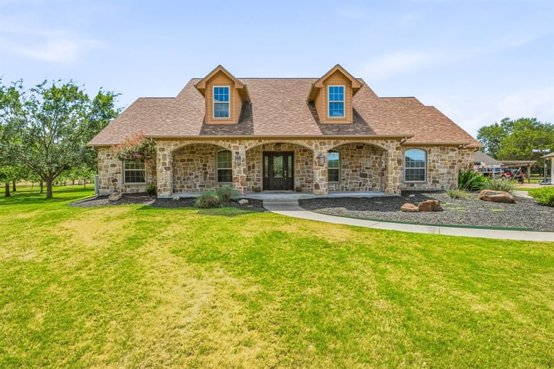 910 Mallard Pointe Drive, Granbury TX 76049 - Photo 2