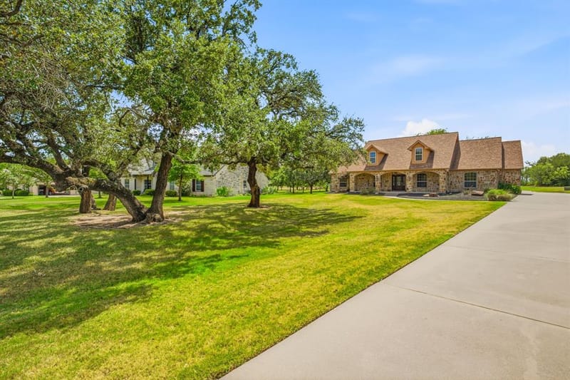 910 Mallard Pointe Drive, Granbury TX 76049 - Photo 3
