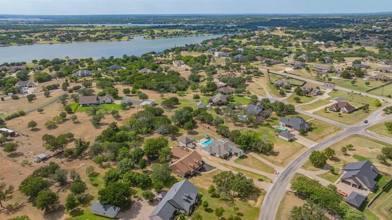 910 Mallard Pointe Drive, Granbury TX 76049 - Photo 34