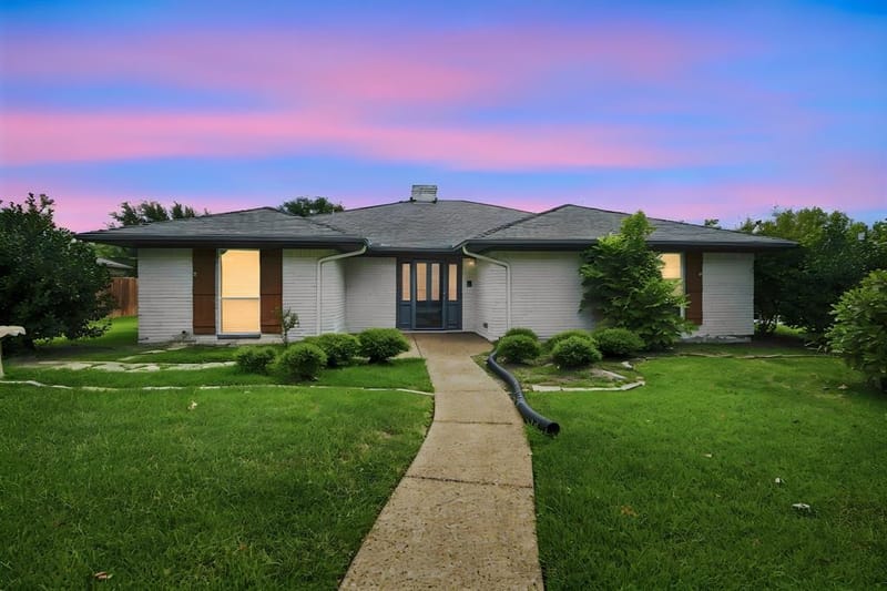 2005 Yorkstown Drive, Ennis TX 75119 - Photo 2