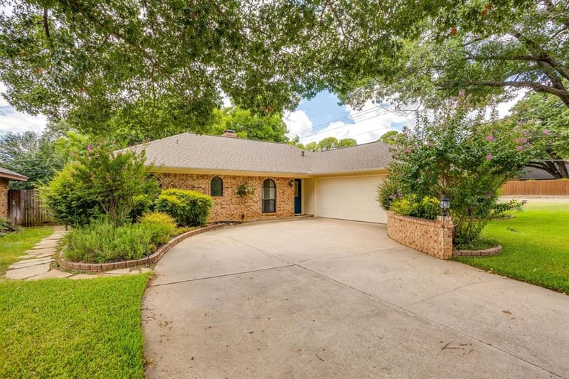 4510 Longacres Court, Arlington TX 76016 - Photo 4