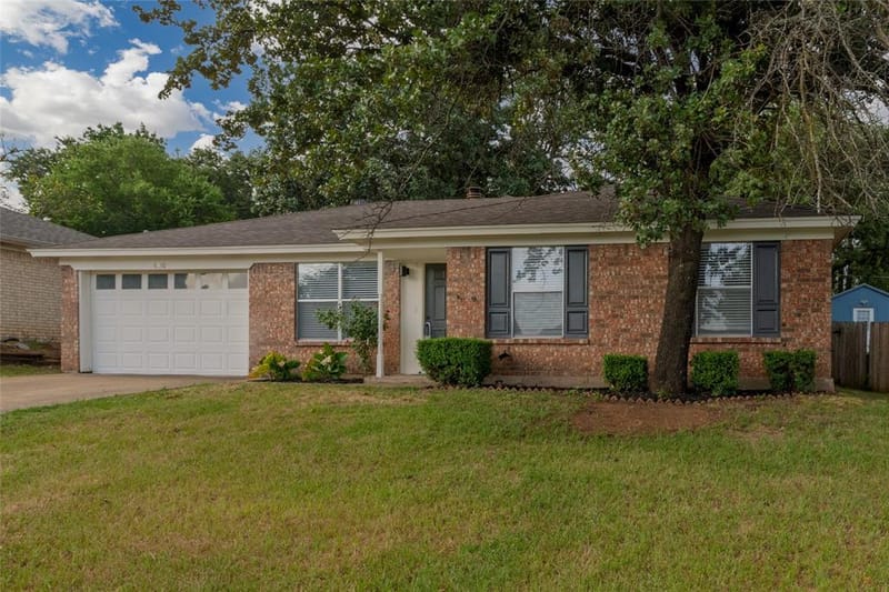 6410 Springfield Drive, Arlington TX 76016 - Photo 2
