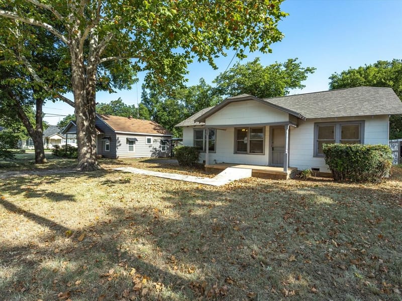 630 W Thompson Street, Jacksboro TX 76458 - Photo 2