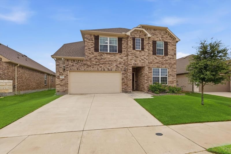 825 Crest Breeze Drive, Fort Worth TX 76052 - Photo 2
