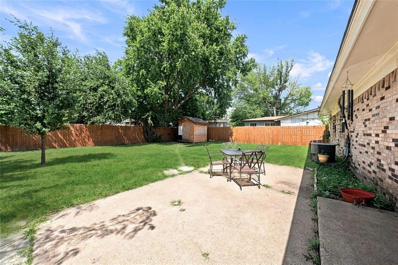 2621 Burning Tree Lane, Irving TX 75062 - Photo 17