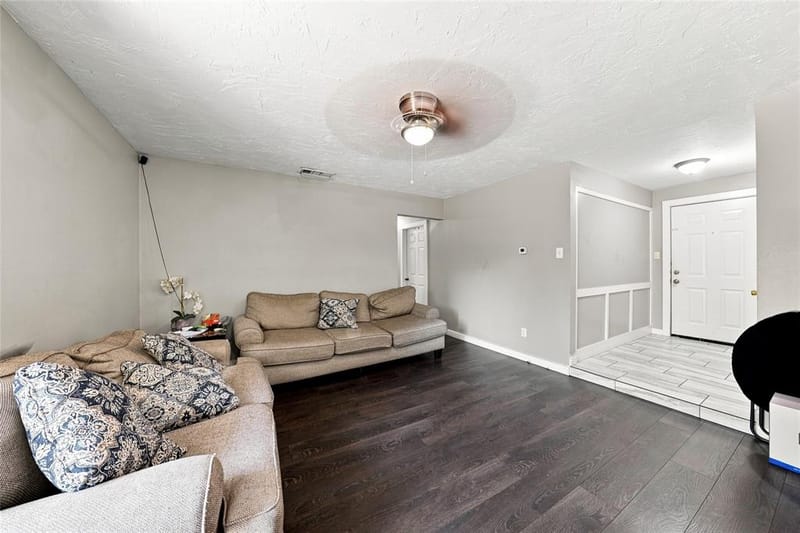 2621 Burning Tree Lane, Irving TX 75062 - Photo 3