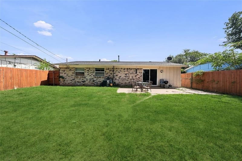 2621 Burning Tree Lane, Irving TX 75062 - Photo 15