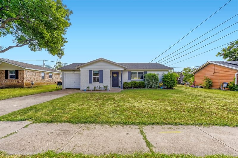 216 N Prairie View Road, Crowley TX 76036 - Photo 2