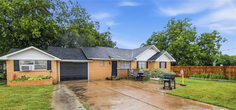 2621 Vine Street, Brownwood TX 76801 - Photo 2