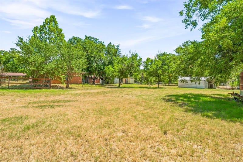 140 E Plum Avenue, De Leon TX 76444 - Photo 17