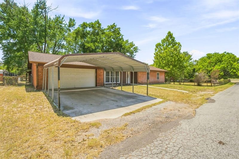 140 E Plum Avenue, De Leon TX 76444 - Photo 3
