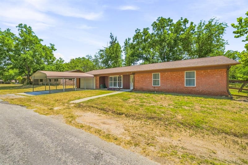 140 E Plum Avenue, De Leon TX 76444