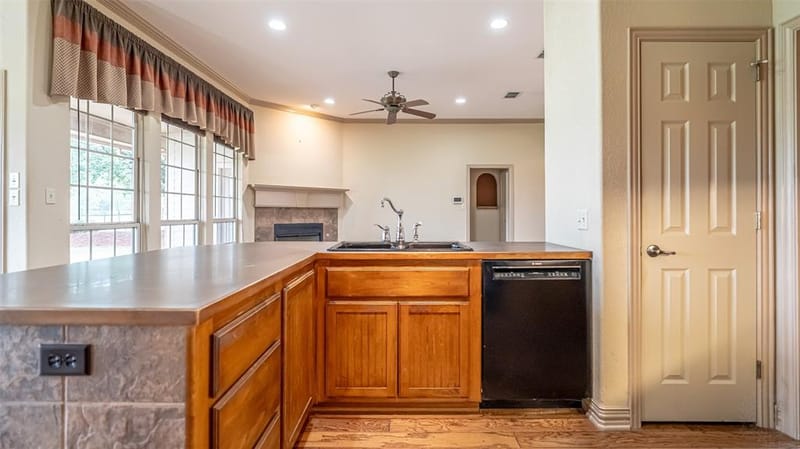 2300 E Emerald Bend Court, Granbury TX 76049 - Photo 9