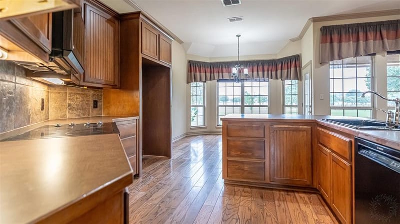 2300 E Emerald Bend Court, Granbury TX 76049 - Photo 10