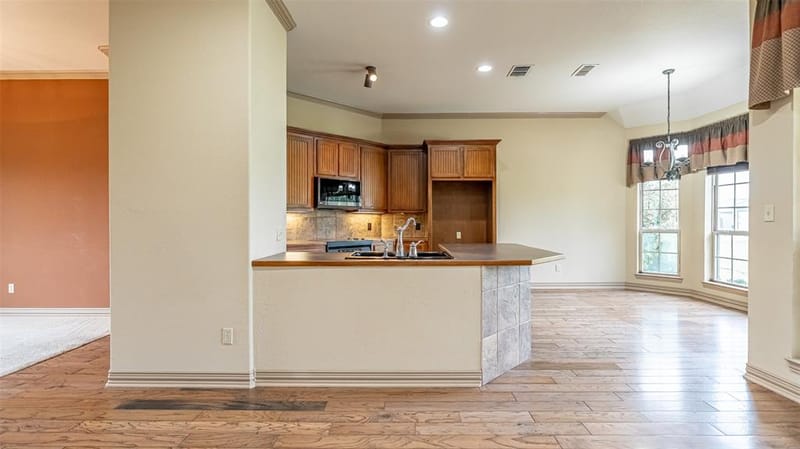 2300 E Emerald Bend Court, Granbury TX 76049 - Photo 8
