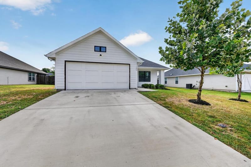 106 Clover Circle, Weatherford TX 76086 - Photo 2