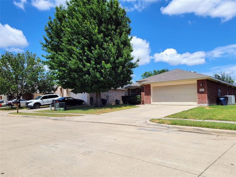 8033 Summer Stream Drive, Fort Worth TX 76134 - Photo 2
