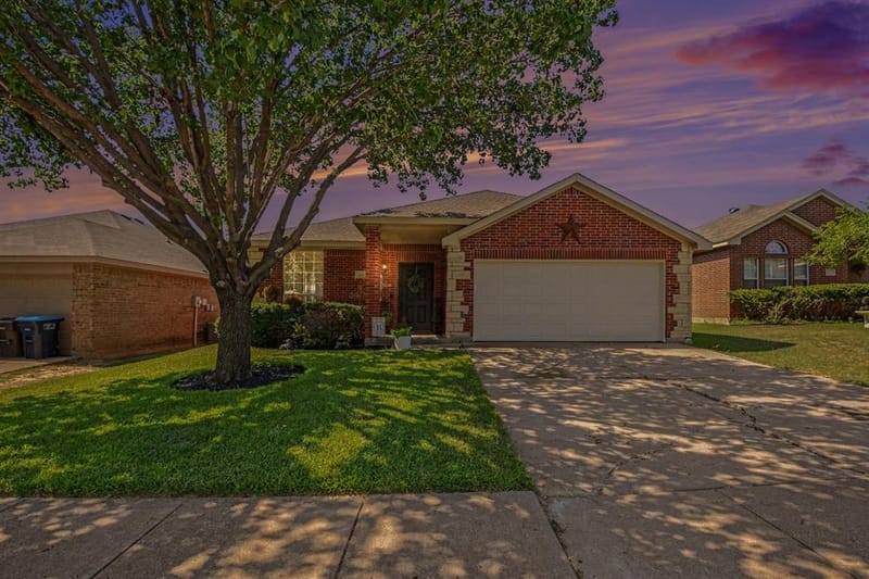 4932 Spur Ridge Court, Fort Worth TX 76244 - Photo 2